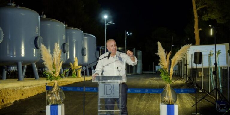 Θανάσης Μανάβης: Ποιος φωνάζει γαι το νερό;