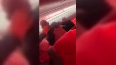Άγριος τσακωμός σε πτήση προς Βρετανία