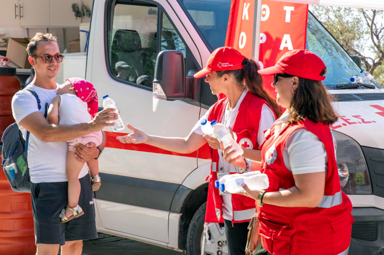 Ο Ελληνικός Ερυθρός Σταυρός διένειμε χιλιάδες μπουκάλια εμφιαλωμένο κρύο νερό και είδη προστασίας από τον καύσωνα στους επισκέπτες της Ακρόπολης