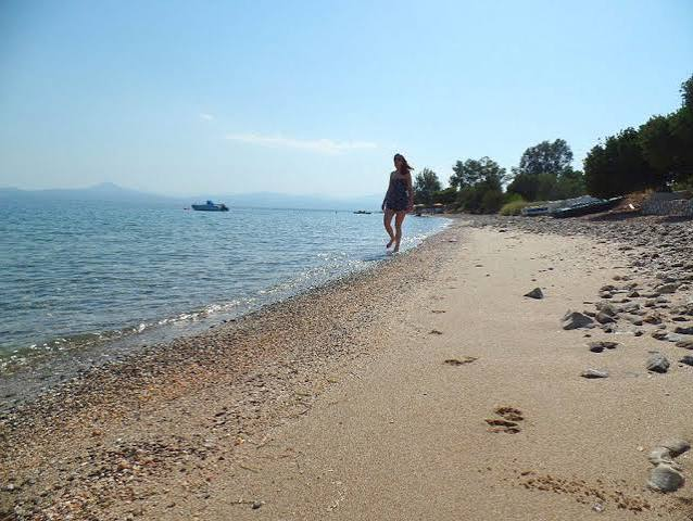 «Καμίνι» η Κορινθία: 40άρια στην πόλη – Σε παραλίες και βουνά αναζητούν δροσιά οι αδειούχοι