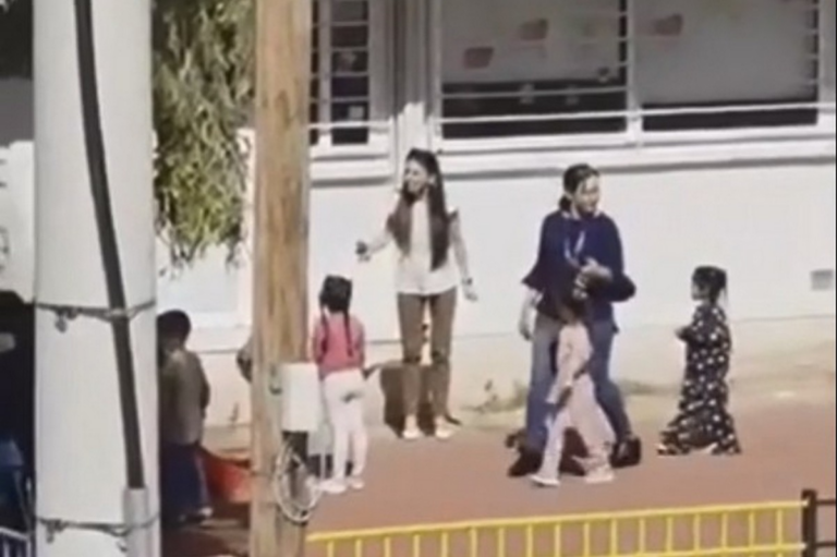 Άνω Λιόσια: Νηπιαγωγός φωνάζει σε μικρά παιδιά – Καταγγέλλει ότι δέχθηκε επίθεση