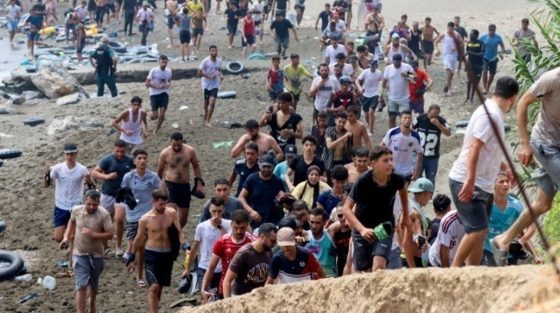 Ισπανία: Είχαν προειδοποιήσει οι υπηρεσίες πληροφοριών για τη μαζική είσοδο μεταναστών στη Θέουτα