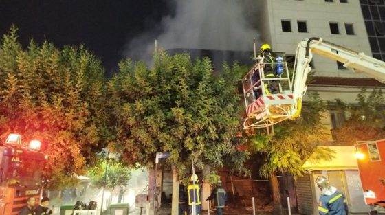 Πειραιάς: Μεγάλη φωτιά σε κατάστημα με υφάσματα – Ισχυρές πυροσβεστικές δυνάμεις στο σημείο