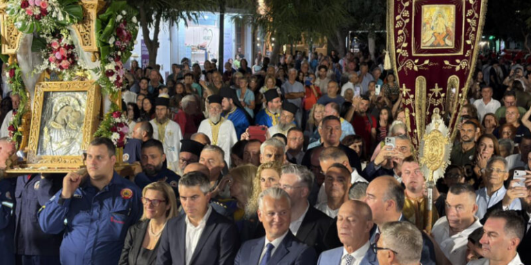 Λουτράκι: «Ποτάμι» πιστών στη λιτάνευση της Παναγίας Γιάτρισσας – Η πόλη γιόρτασε μέχρι αργά