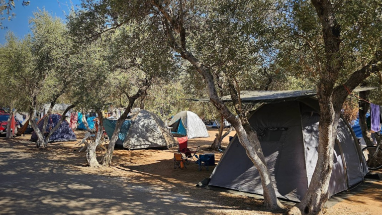 Χανιά: Νεοδιόριστη εκπαιδευτικός έμενε με την 4χρονη κόρη της σε σκηνή – Παρενέβη ο Δήμος Αποκορώνου