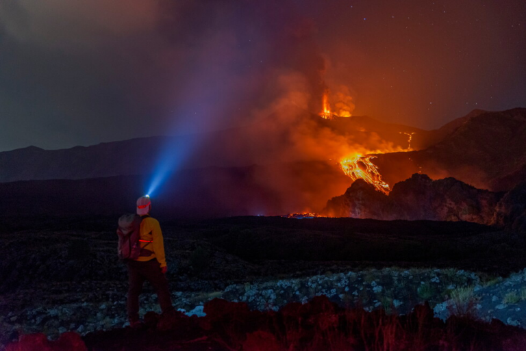 Ινδονησία: Το Anak Krakatau προκαλεί σοβαρές ανατροπές στις πτήσεις – Περίπου 270.000 επιβάτες επηρεάστηκαν