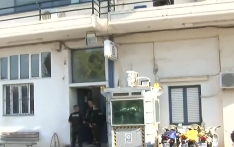 Μάνδρα: «Ρίξτε μου» φώναζε ο 31χρονος που εισέβαλε με μαχαίρι στο Αστυνομικό Τμήμα