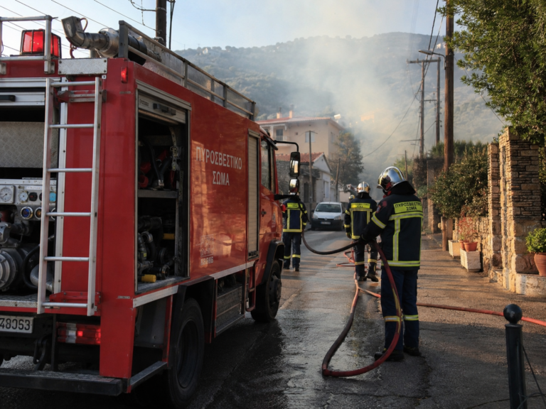 Φωτιά στο Σπαθοβούνι Κορινθίας – 29 πυροσβέστες και drone στην επιχείρηση